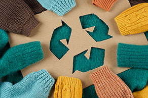 Image représentant le logo recyclage et des pulls