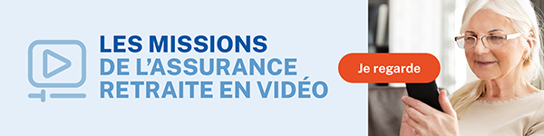 LES MISSIONS DE L’ASSURANCE RETRAITE EN VIDÉO.  Je regarde  (Image : une personne âgée tenant un smartphone, avec une icône de lecture vidéo à gauche.)