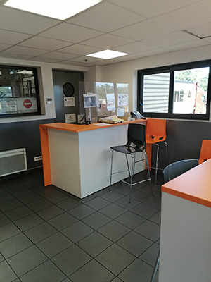 Local pour les chauffeurs PL regroupant l'accueil du service logistique et les commodités (wc, distribubteur boissons, etc.)