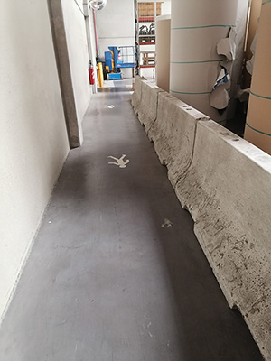 Cheminement piéton protégé physiquement de la zone de stock des bobines de carton