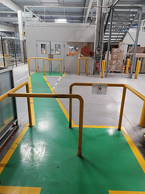 Chicane piétonne à l'approche d'une voie de circulation chariot & marquage au sol