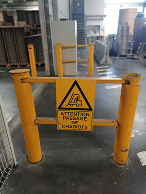 Éloignement du cheminement piéton au droit du portail dédié aux chariots automoteurs pour augmenter la visibilité de chacun