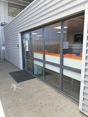 Local pour les chauffeurs PL regroupant l'accueil du service logistique et les commodités (wc, distribubteur boissons, etc.)