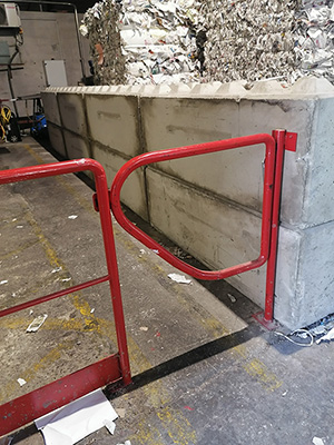 Portillon à ouverture inversée au droit de la voie de circulation des chariots automoteurs