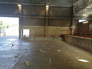 Protection collective pour le cheminement des piétons en périphérie de la zone de réception matière première où évolue le chariot automoteur